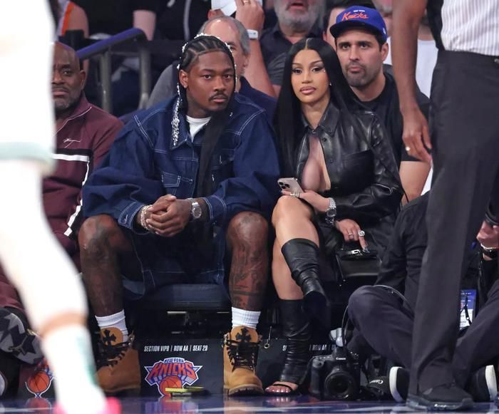 Cardi B và Stefon Diggs bắt đầu hẹn hò từ năm 2025 và chính thức công khai mối quan hệ trên mạng xã hội vào tháng 6 cùng năm.