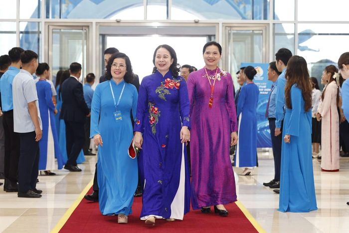 Bí thư Trung ương Đảng, Phó Chủ tịch nước Võ Thị Ánh Xuân (giữa); Ủy viên TƯ Đảng, Phó Chủ tịch - Tổng Thư ký UBTƯ MTTQ Việt Nam Hà Thị Nga (bên phải) dự Đại hội
