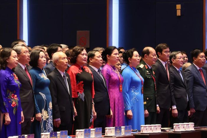 Ủy viên TƯ Đảng, Phó Chủ tịch UBTƯ MTTQ Việt Nam, Chủ tịch Hội LHPN Việt Nam Lê Thị Thủy (thứ 5 từ phải sang) cùng các đại biểu dự Đại hội