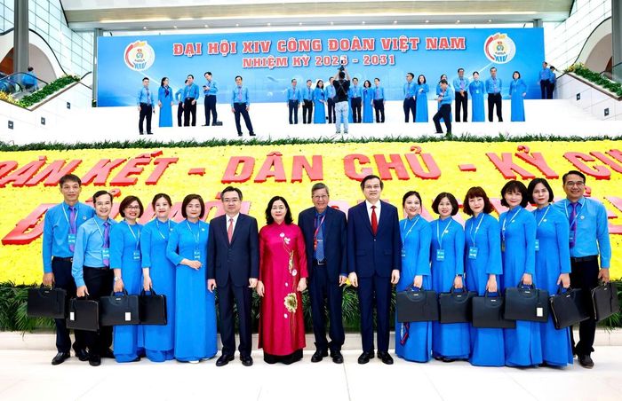 Ủy viên Bộ Chính trị, Bí thư TƯ Đảng, Chủ tịch UBTƯ MTTQ Việt Nam Bùi Thị Minh Hoài (thứ 7 từ trái sang); Ủy viên Bộ Chính trị, Bí thư TƯ Đảng, Trưởng ban Chính sách, Chiến lược Trung ương Nguyễn Thanh Nghị (thứ 6 từ trái sang) cùng các đại biểu dự Đại hội.