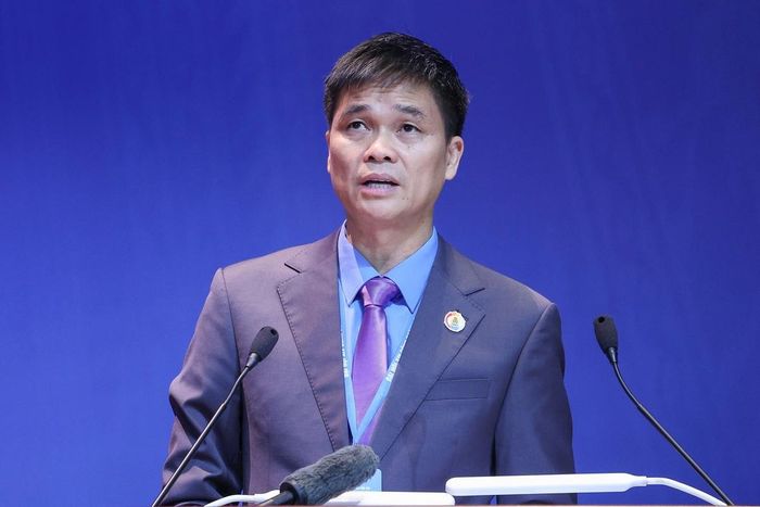 Ông Ngọ Duy Hiểu, Phó Chủ tịch Tổng LĐLĐ Việt Nam, trình bày Báo cáo tổng hợp kiến nghị của đoàn viên, người lao động và tổ chức Công đoàn đối với Đảng, Nhà nước