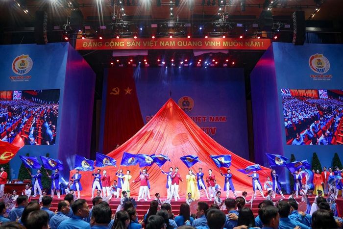 Phiên trọng thể Đại hội Công đoàn Việt Nam XIV diễn ra trong không khí hân hoan, sôi nổi