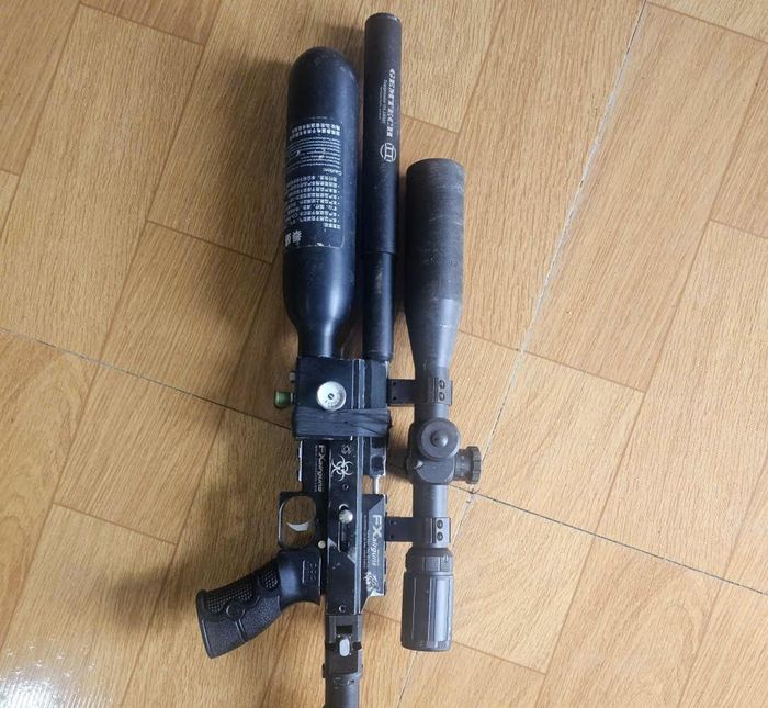 Khẩu súng hơi tự chế mang nhãn hiệu FX Airguns đã cướp cò khiến anh S.A.L bị thương nặng. Ảnh Công an Lai Châu