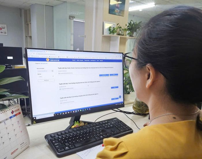 Chị Nguyễn Thị Lựu cho rằng, việc tuyển sinh trực tuyến sẽ giúp tiết kiệm thời gian cho phụ huynh.