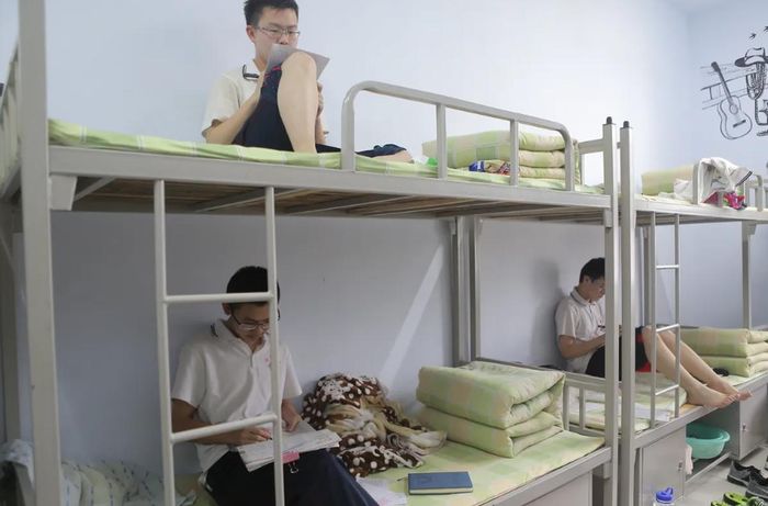 Học sinh tranh thủ học bài trong phòng ký túc xá vào giờ ngủ trưa. Ảnh: VCG