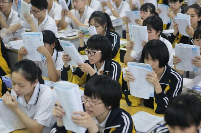 Học sinh ôn luyện tại một “lò luyện gaokao”. Ảnh: VCG
