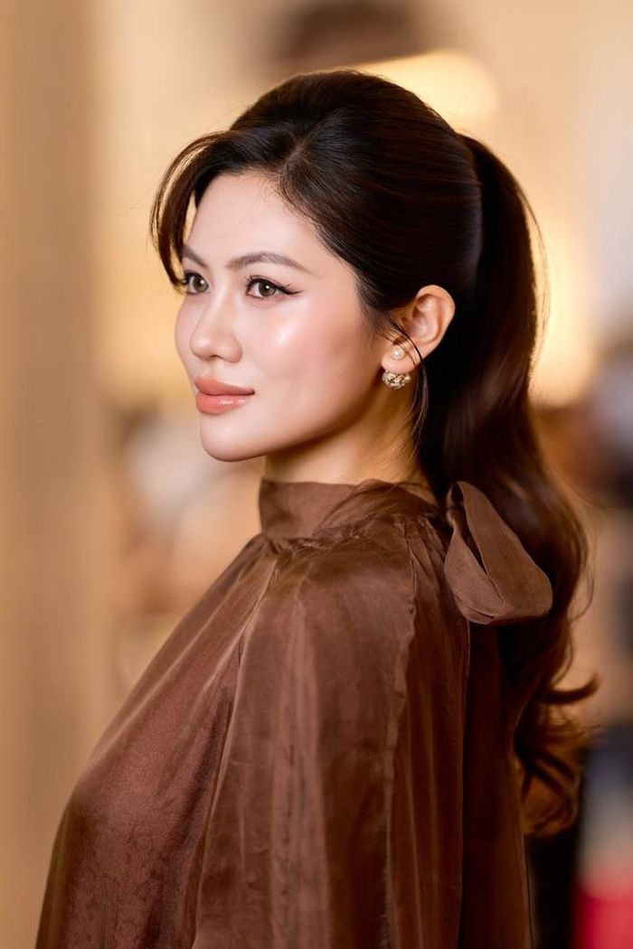 Ở góc nhìn cận cảnh, người đẹp toát lên thần thái tự tin, sang trọng nhưng không kém phần ấm áp