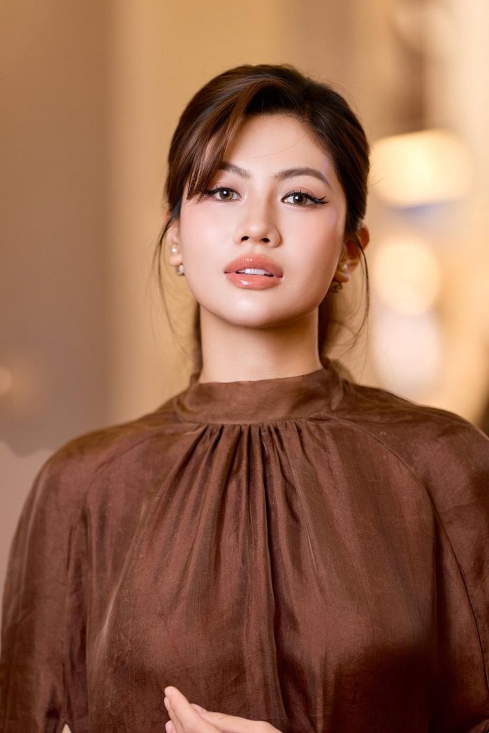 Lối trang điểm tự nhiên, trong trẻo của chuyên gia Nguyễn Mika tôn lên những đường nét thanh tú và làn da mịn màng của Miss Photo 2017 Vũ Hương Giang