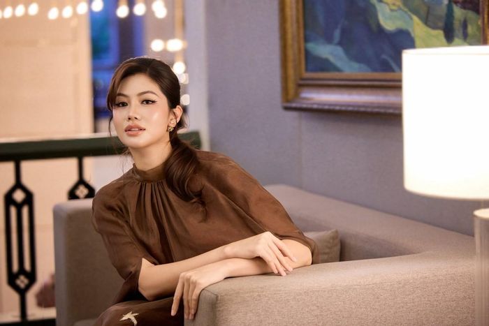 Dưới ống kính của nhiếp ảnh gia Nguyễn Thành Đạt, từng khoảnh khắc tự nhiên của hoa khôi đều được bắt trọn. Nhiều người nhận xét, nụ cười rạng rỡ luôn thường trực trên môi người đẹp đất Cảng bắt nguồn từ sự an yên, viên mãn trong nội tâm chứ không đơn thuần là một nụ cười xã giao