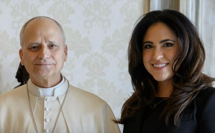 Giáo hoàng Leo XIV (trái) và bà Maria Montserrat Alvarado