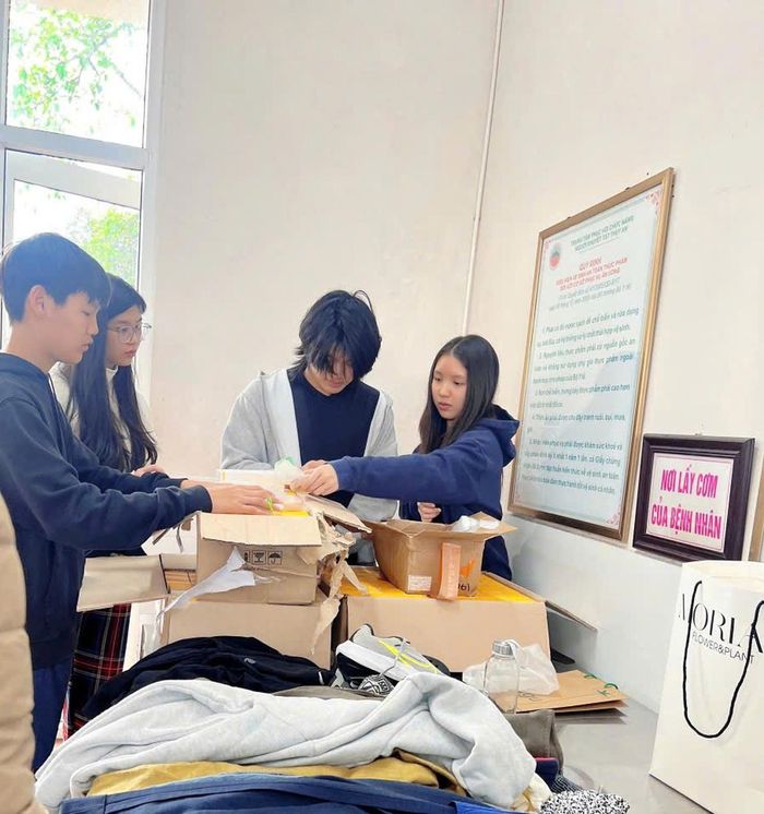 Minh Khuê cùng các bạn bán hàng tại hội chợ để gây quỹ giúp đỡ trẻ em nghèo