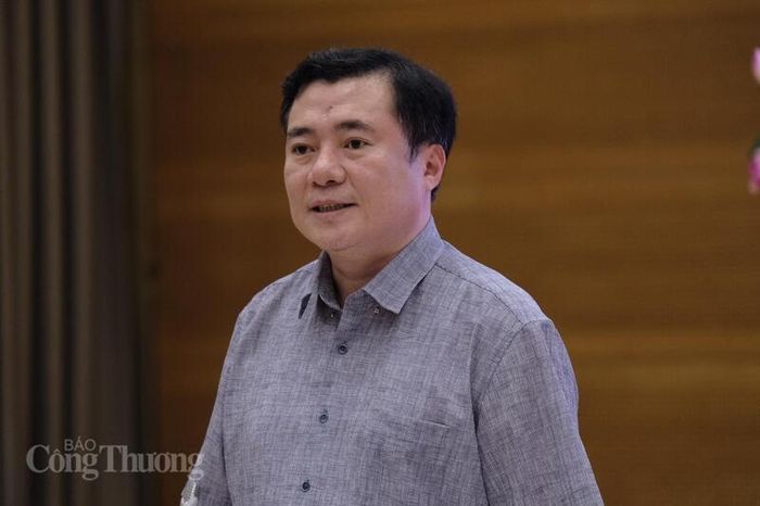 Thứ trưởng Bộ Công Thương Nguyễn Sinh Nhật Tân trả lời tại buổi họp báo. Ảnh: Trần Lê