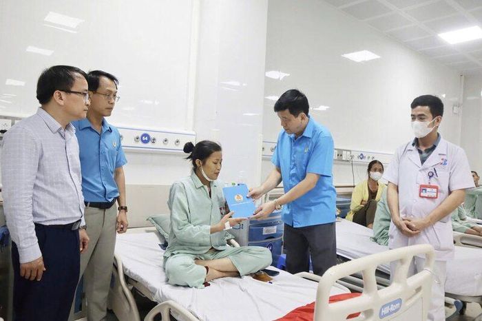 Chủ tịch Liên đoàn Lao động tỉnh Nghệ An thăm hỏi, động viên người lao động mắc bệnh hiểm nghèo đang điều trị tại bệnh viện. Ảnh: Duy Chương 