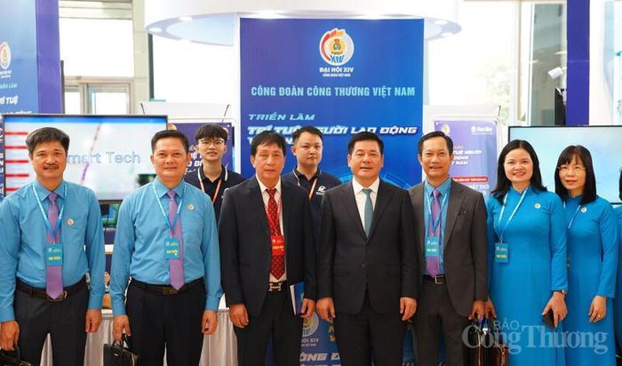Phó Chủ tịch Quốc hội Nguyễn Hồng Diên, Phó Bí thư chuyên trách Đảng ủy Bộ Công Thương Phan Văn Bản và Chủ tịch Công đoàn Công Thương Việt Nam Lê An Hải tham dự Đại hội. Ảnh: Thái Mạnh