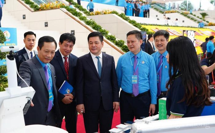 Phó Chủ tịch Quốc hội Nguyễn Hồng Diên thăm gian trưng bày của Công đoàn Công Thương Việt Nam tại Đại hội. Ảnh: Thái Mạnh