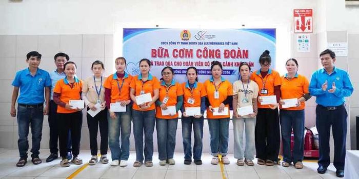 Đại diện Liên đoàn Lao động tỉnh trao quà cho đoàn viên, công nhân lao động có hoàn cảnh khó khăn tại Công ty TNHH Mensa Industries. Ảnh: Viên Nguyễn