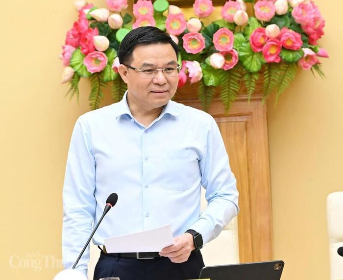 Bộ trưởng Lê Mạnh Hùng phát biểu giao nhiệm vụ cho Vụ Chính sách thương mại đa biên và Văn phòng Ban chỉ đạo liên ngành hội nhập quốc tế về kinh tế tại buổi làm việc. Ảnh: Cấn Dũng