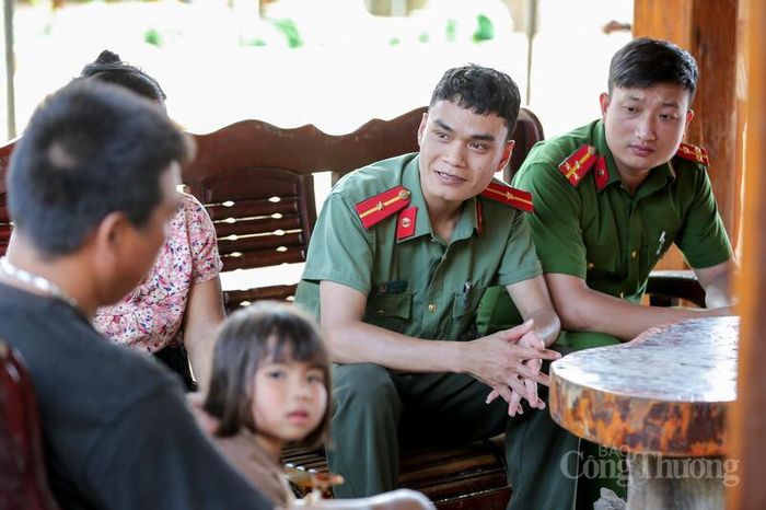Thiếu úy Vi Văn Tuấn cùng đồng đội đi từng ngõ, gõ từng nhà tuyên truyền pháp luật tại bản Đoàn Kết. Ảnh: Ngô Nhung