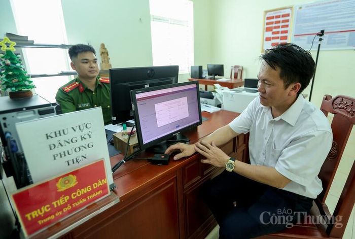Tất cả các thông tin của người dân được cán bộ Công an xã Mường Lát nhập vào kho giữ liệu, chuyển đổi số. Ảnh: Ngô Nhung