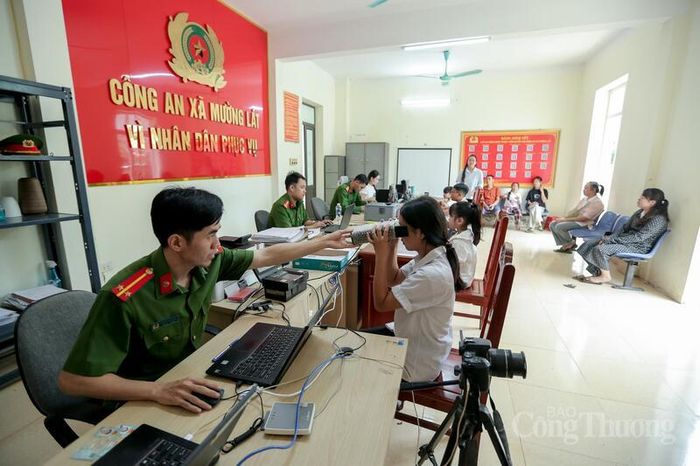 Cán bộ Công an xã Mường Lát làm căn cước công dân cho trẻ em từ 6 – 14 tuổi. Ảnh: Ngô Nhung