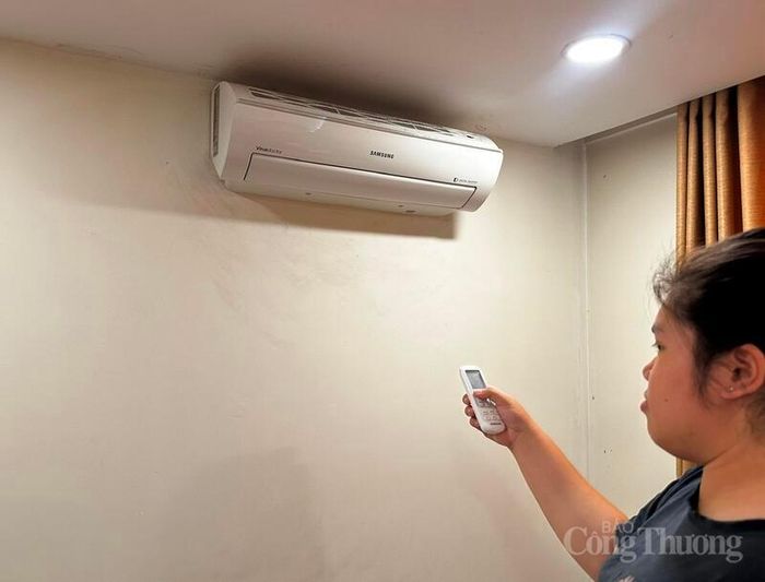 Nhiều người thuê trọ phải cân bằng giữa bài toán chi phí và bảo đảm sức khỏe trong mùa nắng nóng. Ảnh: Thùy Dương