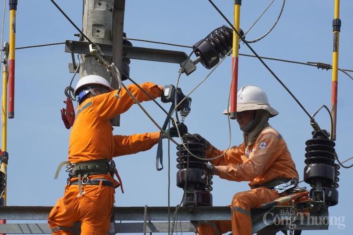 Để đáp ứng nhu cầu năng lượng và bảo đảm cung ứng điện trong mùa nắng nóng, các cơ quan quản lý và cộng đồng doanh nghiệp đã triển khai nhiều giải pháp kỹ thuật, nâng cao hiệu quả sử dụng điện. 