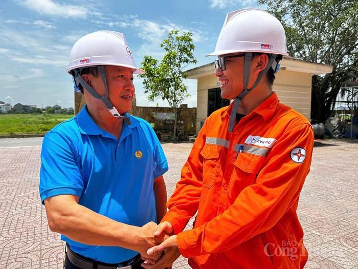 Những chuyến thăm hỏi, lời động viên cùng các phần quà nghĩa tình đã trở thành nguồn tiếp sức để người lao động thêm yên tâm công tác, gắn bó với nghề. Ảnh: Cao Thảo