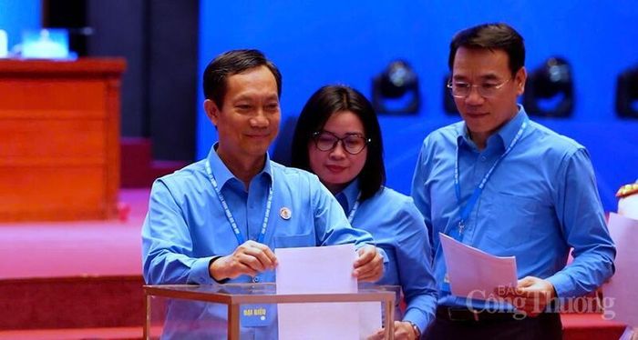Chủ tịch Công đoàn Công Thương Việt Nam Lê An Hải bỏ phiếu bầu Ban Chấp hành Tổng Liên đoàn Lao động Việt Nam khóa XIV. Ảnh: Thái Mạnh