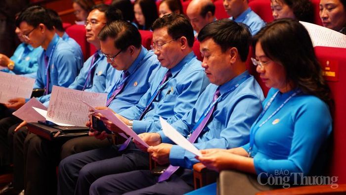 Các đại biểu cũng nhất trí với số lượng và cơ cấu Ban Chấp hành Tổng Liên đoàn Lao động Việt Nam khóa XIV nhiệm kỳ 2026-2031. Ảnh: Thái Mạnh
