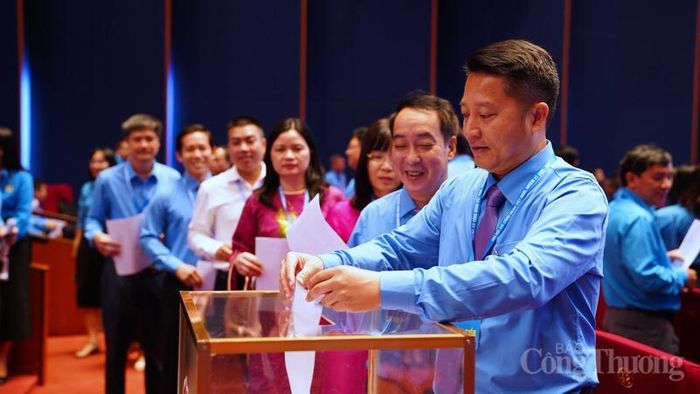 Các đại biểu bỏ phiếu bầu Ban Chấp hành Tổng Liên đoàn Lao động Việt Nam khóa XIV. Ảnh: Thái Mạnh