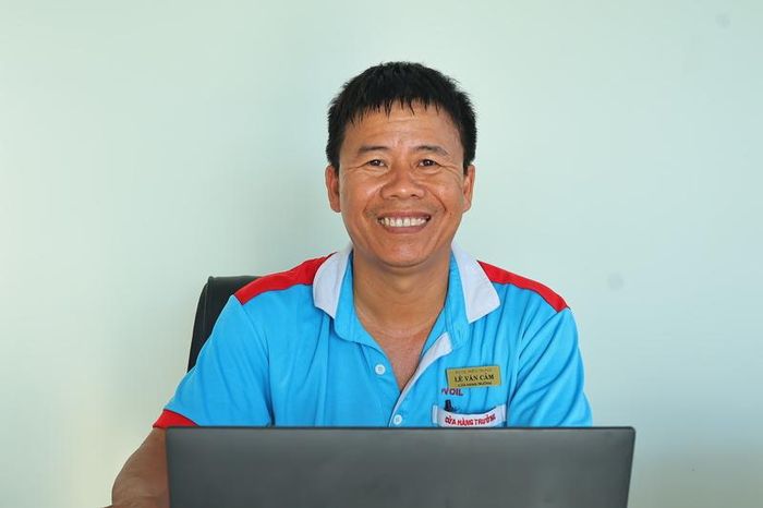 “Việc triển khai xăng E10 góp phần bảo đảm nguồn cung xăng dầu trong nước. Mặt khác, giúp giảm khí thải môi trường. Nên căn bản, sau thời gian sử dụng ổn định, người dân dần nhìn nhận mặt tích cực đó và không còn băn khoăn khi đến đổ xăng nữa”, ông Lê Văn Cảm, Cửa hàng trưởng Cửa hàng xăng dầu Nguyễn Hữu Thọ (Công ty CP Xăng dầu Dầu khí PV OIL Miền Trung) thông tin. Ảnh: Diễm Phúc