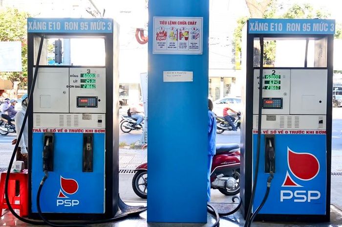 Theo báo cáo số liệu từ Công ty CP Xăng dầu Dầu khí PV OIL Miền Trung, trong 3 ngày đầu triển khai xăng E10, 45 cửa hàng trên địa bàn TP. Đà Nẵng đã cung cấp ra thị trường hơn 322.000 lít xăng E10, được đánh giá ở mức độ tương đối. Ảnh: Diễm Phúc