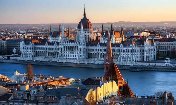 Thủ tướng Hungary Péter Magyar bày tỏ hy vọng Budapest và Paris sẽ sớm ký kết một thỏa thuận hợp tác chiến lược mới trước ngày 23/10 năm nay. Ảnh: Uni global.
