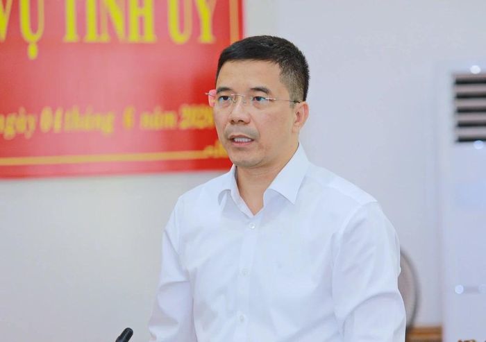 Phó Bí thư Thường trực Tỉnh ủy, Chủ tịch HĐND tỉnh Nguyễn Hồng Phong phát biểu tại hội nghị.