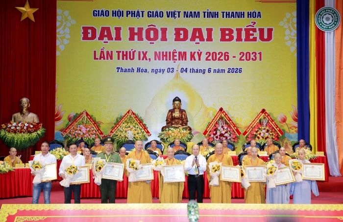 Phó Chủ tịch UBND tỉnh Cao Văn Cường trao Bằng khen của Chủ tịch UBND tỉnh cho các cá nhân có thành tích xuất sắc.