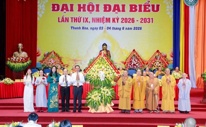 Đồng chí Trịnh Tuấn Sinh, Phó Bí thư Tỉnh ủy, Chủ tịch Ủy ban MTTQ tỉnh cùng các đồng chí lãnh đạo tỉnh tặng hoa chúc mừng Đại hội.
