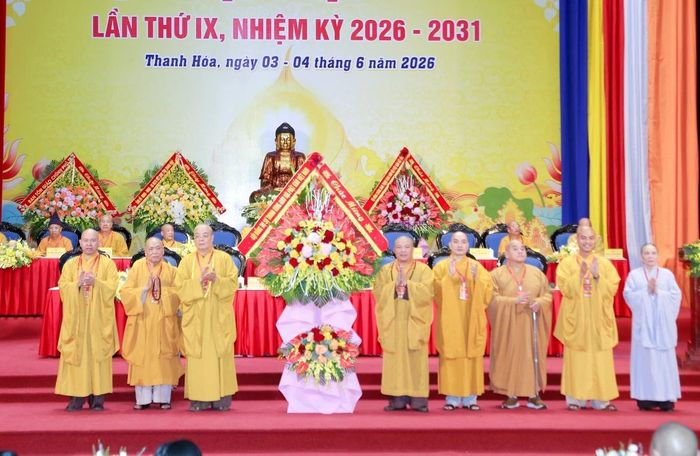 Trưởng lão Hòa thượng Thích Thanh Nhiễu, Phó Chủ tịch Thường trực Hội đồng Trị sự Giáo hội Phật giáo Việt Nam tặng hoa chúc mừng Đại hội.