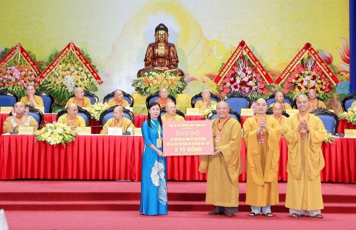 Ban trị sự Giáo hội Phật giáo Việt Nam tỉnh Thanh Hóa trao tiền hỗ trợ cho đại diện Ủy ban MTTQ tỉnh.