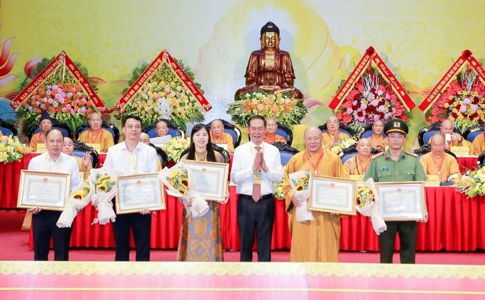 Đồng chí Trịnh Tuấn Sinh, Phó Bí thư Tỉnh ủy, Chủ tịch Ủy ban MTTQ tỉnh trao Bằng khen của Chủ tịch UBND tỉnh cho các tập thể có thành tích xuất sắc.