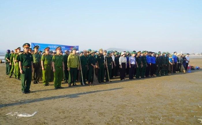 Các lực lượng ra quân “Hãy làm sạch biển”.