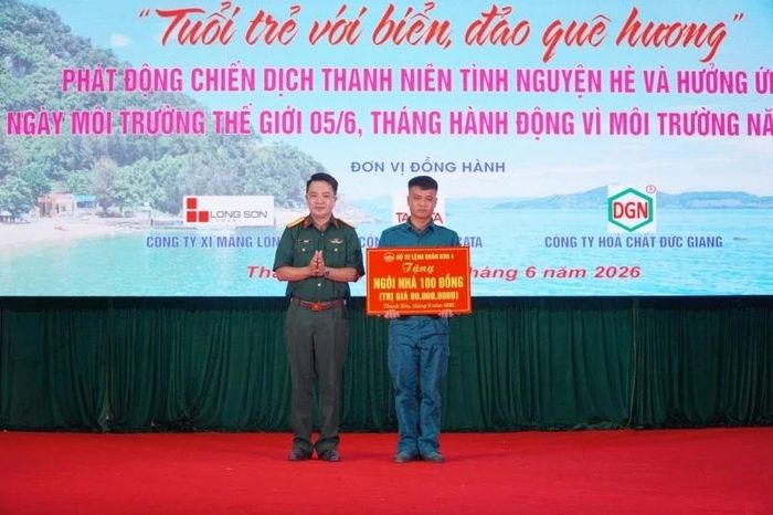 Bộ Tư lệnh Quân khu 4 tặng “Ngôi nhà 100 đồng”.