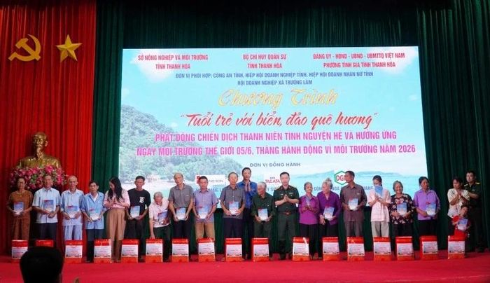 Ban tổ chức tặng quà cho các gia đình chính sách; thân nhân cán bộ, chiến sĩ đang làm nhiệm vụ nơi biên giới, hải đảo; gia đình ngư dân có hoàn cảnh khó khăn.