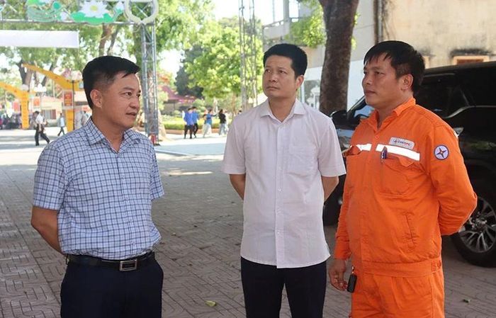 Đoàn công tác xã Nga Sơn làm việc với Điện lực Nga Sơn tại điểm thi Trường THPT Ba Đình.