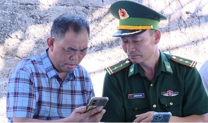 Hướng dẫn cho ngư dân cập nhật các quy định mới và phần mềm hỗ trợ khi vươn khơi.