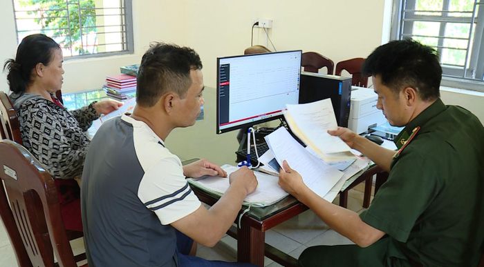 Ông Nguyễn Văn Bình làm thủ tục cho tàu cá trước khi xuất bến.