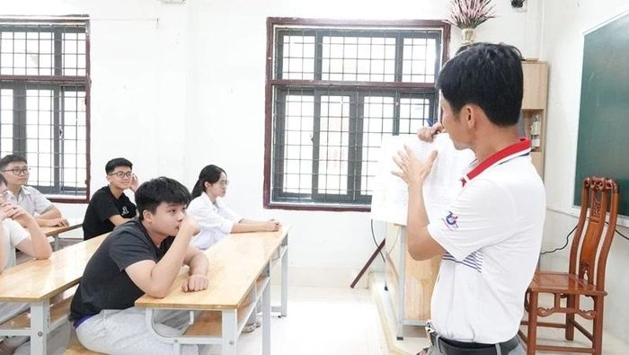 Cán bộ coi thi phổ biến quy chế thi tới các thí sinh.
