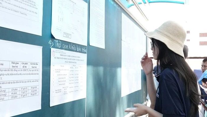 Thí sinh xem số báo danh và phòng thi tại Hội đồng thi Trường THPT Hàm Rồng.