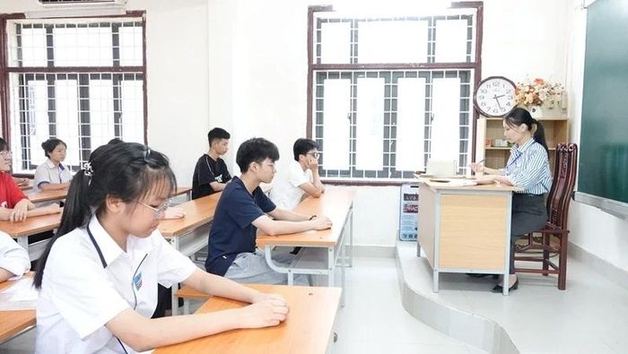 Trong đó, sáng 5/6 thi môn Ngữ văn, chiều thi tiếng Anh. Sáng 6/6 thi môn Toán, chiều cùng ngày, thí sinh dự vào lớp 10 Trường THPT Chuyên Lam Sơn sẽ dự thi các môn chuyên theo đăng ký.