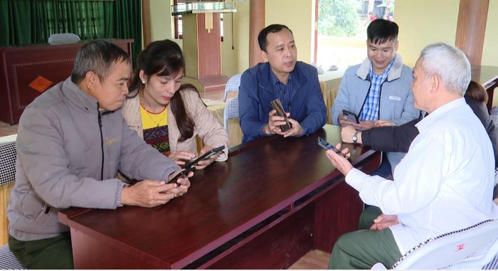 Ông Hà Văn Tú, xã Thiên Phủ (ngoài cùng bên trái) cho rằng: học tập ở tuổi này không còn là nghĩa vụ, mà đã trở thành trách nhiệm đối với bản thân và cộng đồng.