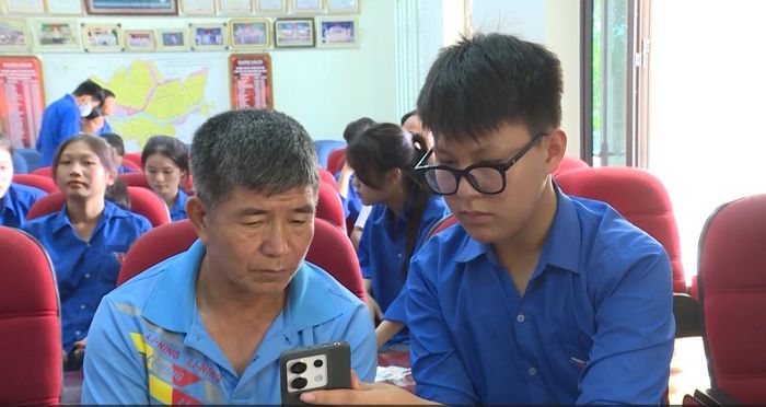 Đoàn thanh niên đồng hành, hỗ trợ người cao tuổi tiếp cận với công nghệ số.